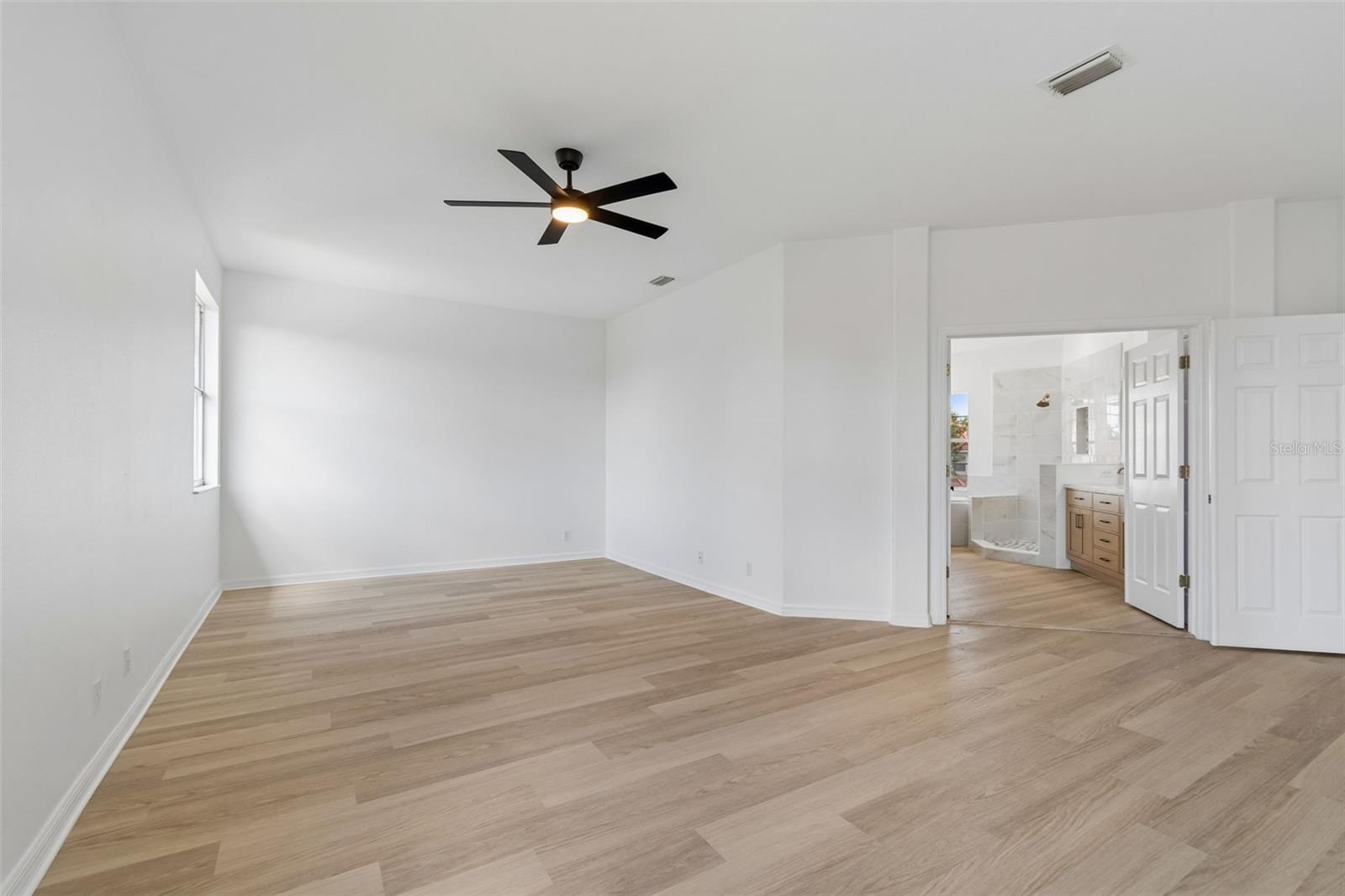 Listing photo id 23 for 2300 Hannah Way S