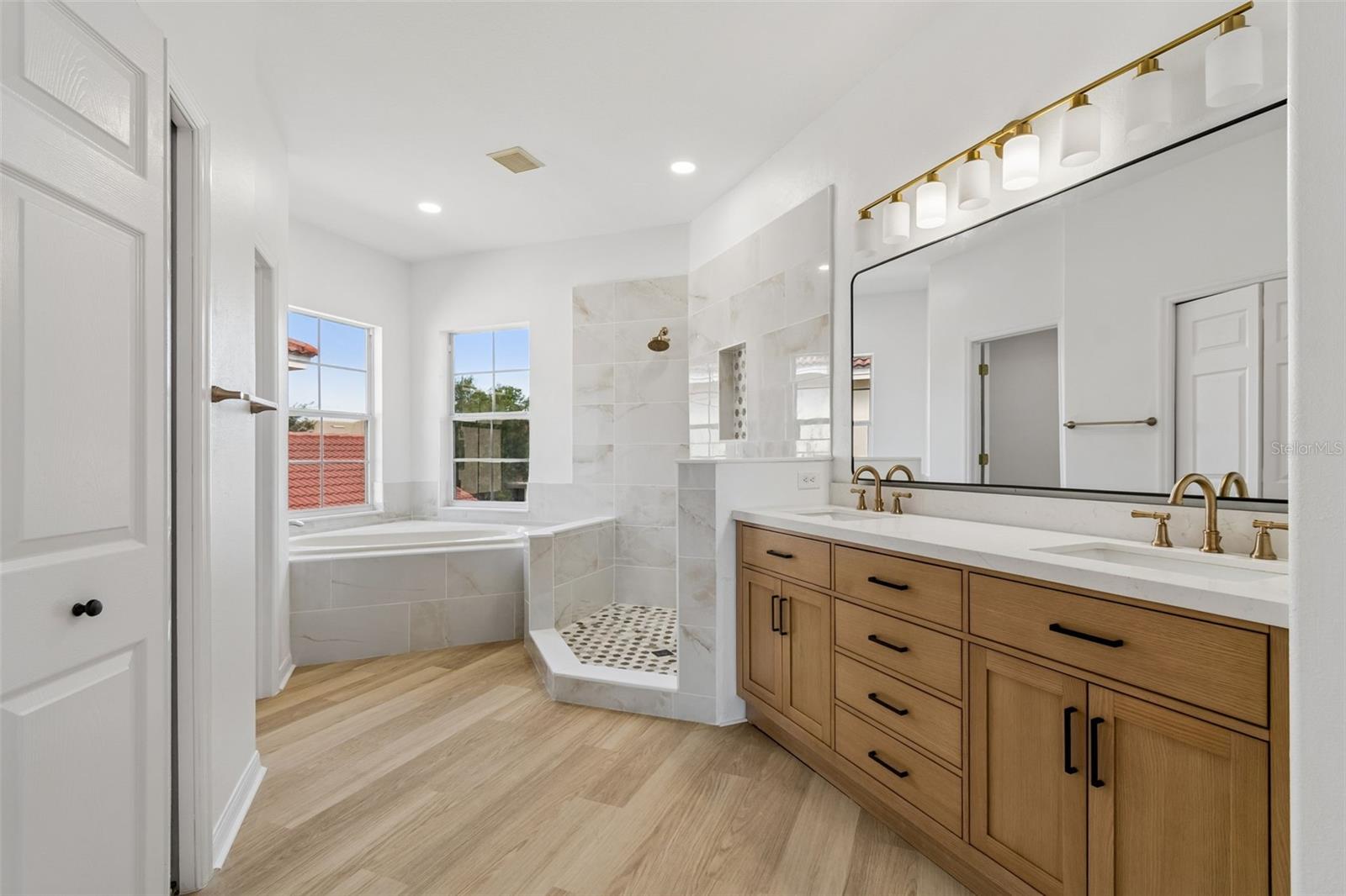 Listing photo id 24 for 2300 Hannah Way S