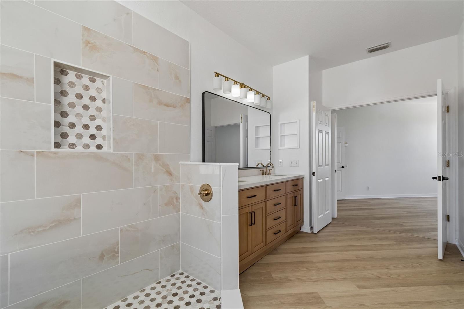 Listing photo id 25 for 2300 Hannah Way S