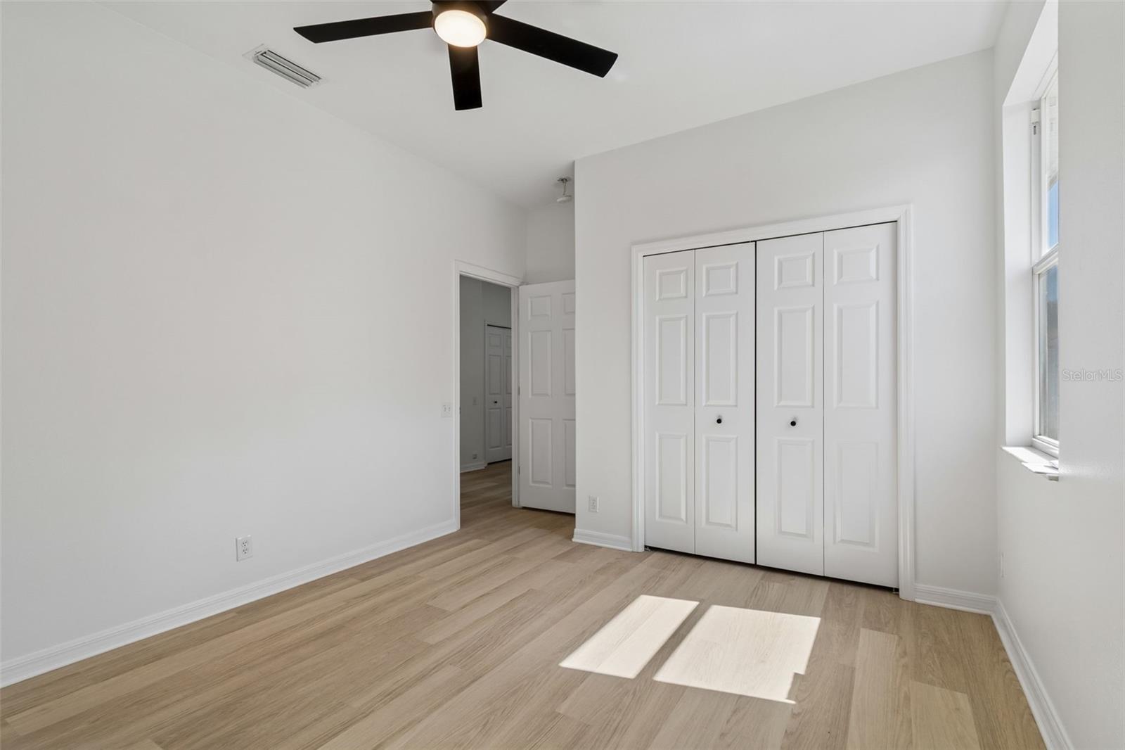 Listing photo id 32 for 2300 Hannah Way S