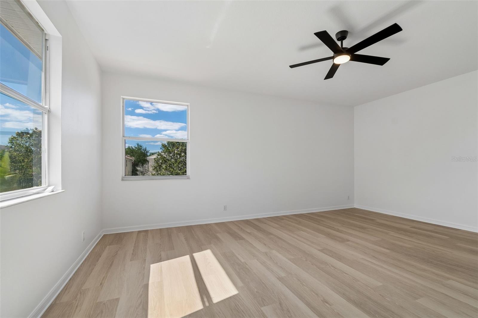 Listing photo id 35 for 2300 Hannah Way S