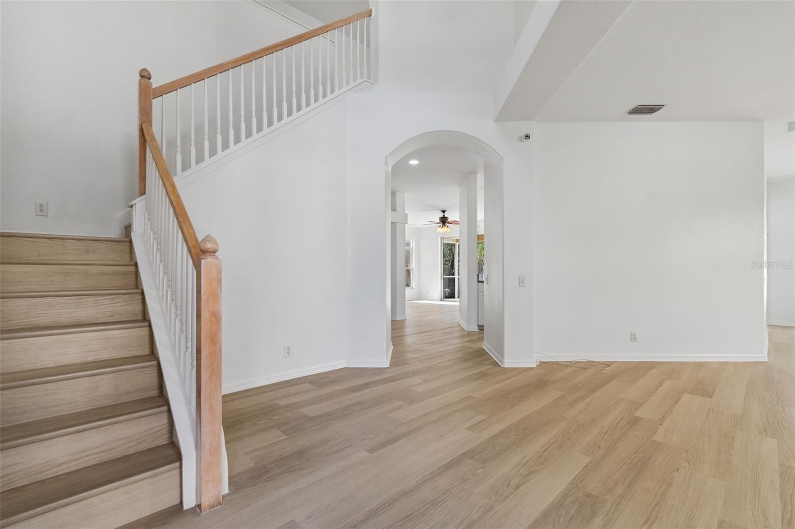 Listing photo id 2 for 2300 Hannah Way S