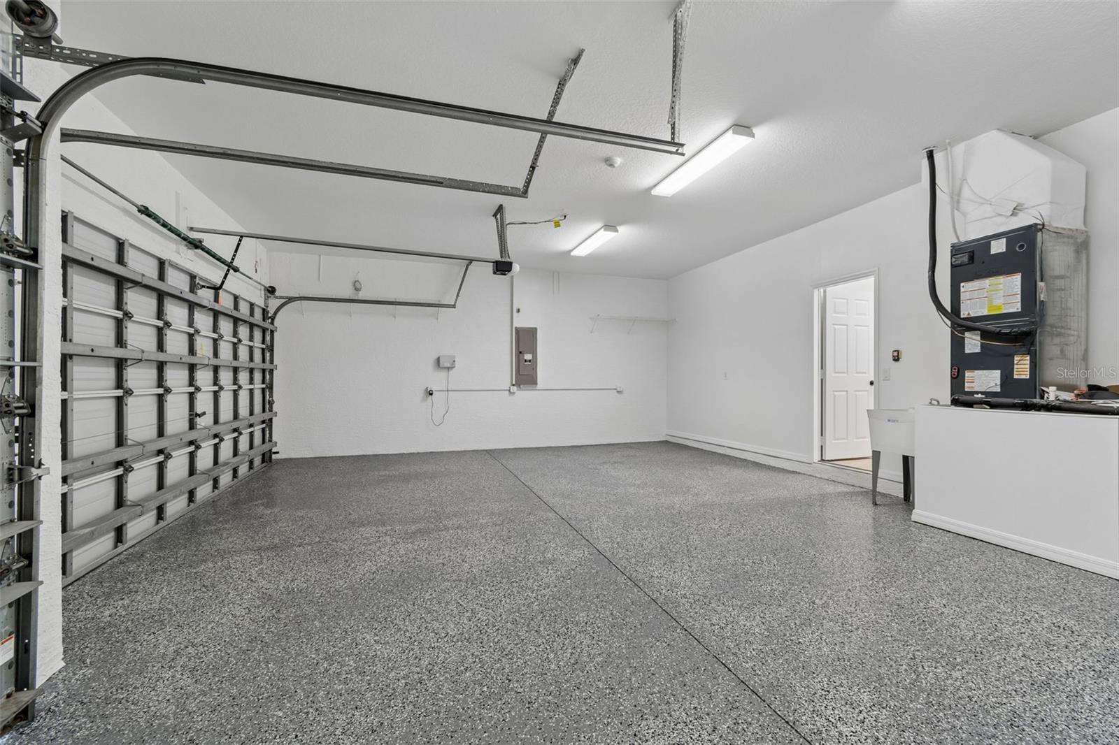 Listing photo id 40 for 2300 Hannah Way S