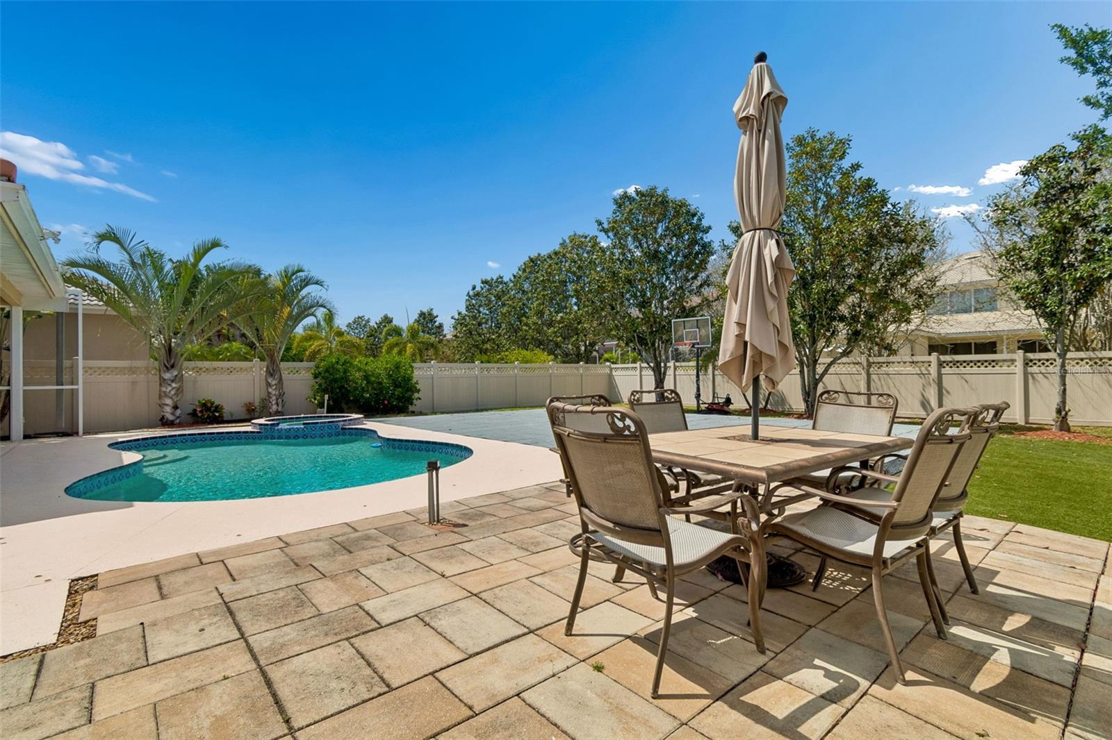 Listing photo id 45 for 2300 Hannah Way S