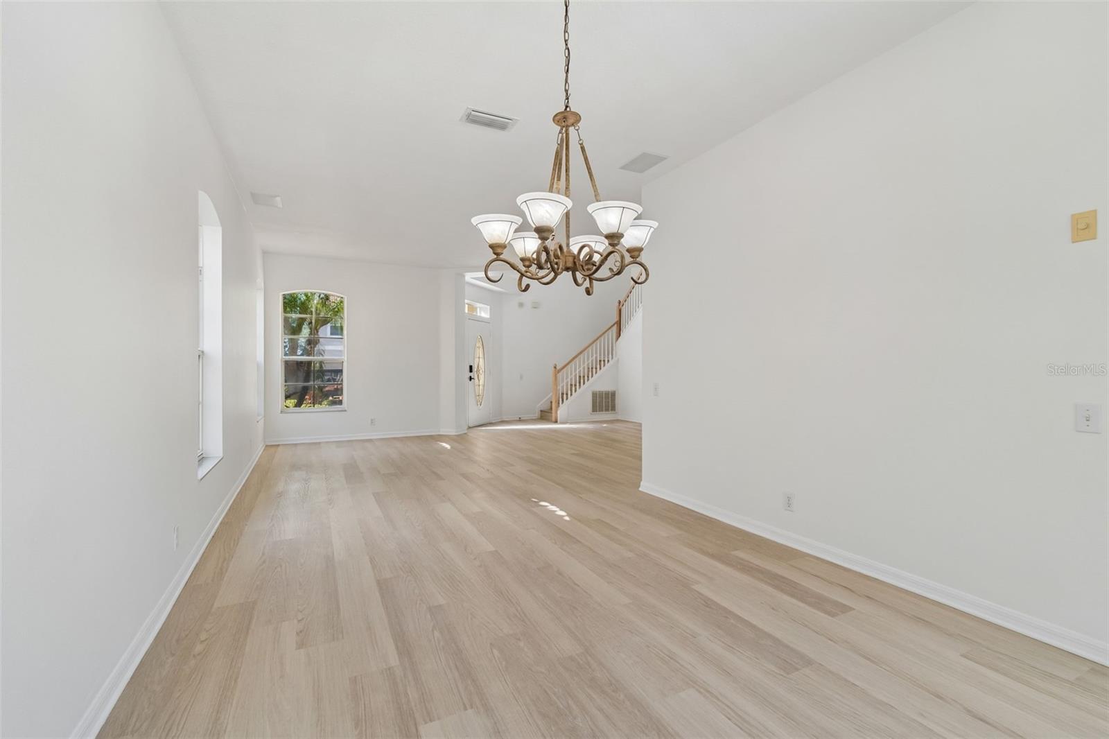 Listing photo id 3 for 2300 Hannah Way S