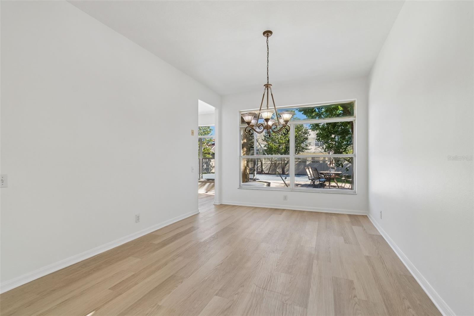 Listing photo id 4 for 2300 Hannah Way S