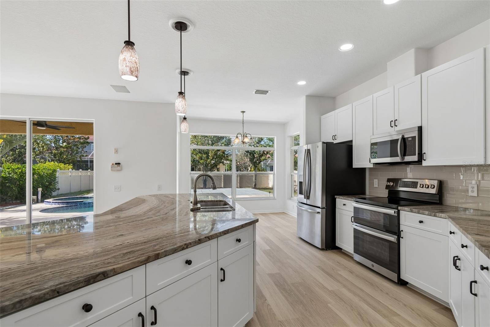 Listing photo id 5 for 2300 Hannah Way S