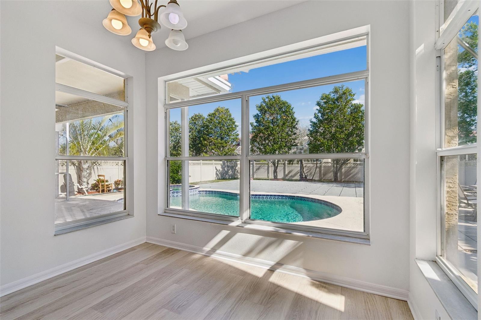 Listing photo id 6 for 2300 Hannah Way S