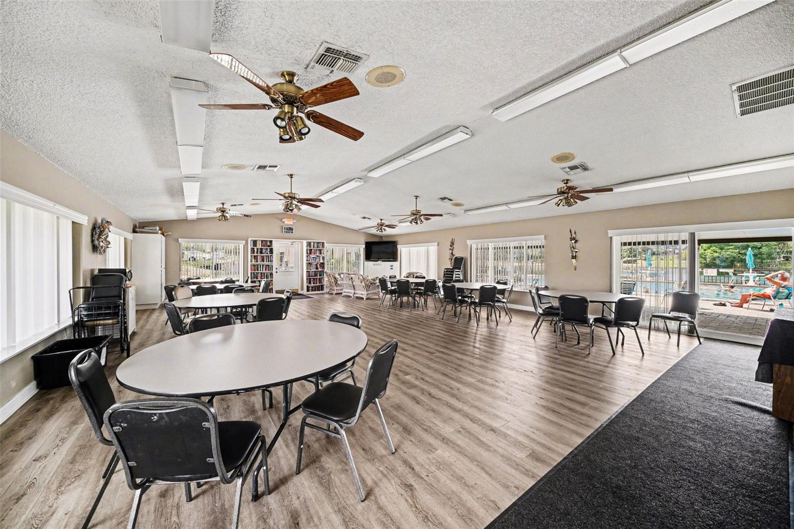 Image 21 of 29 For 1870 Pine Ridge Way W D2