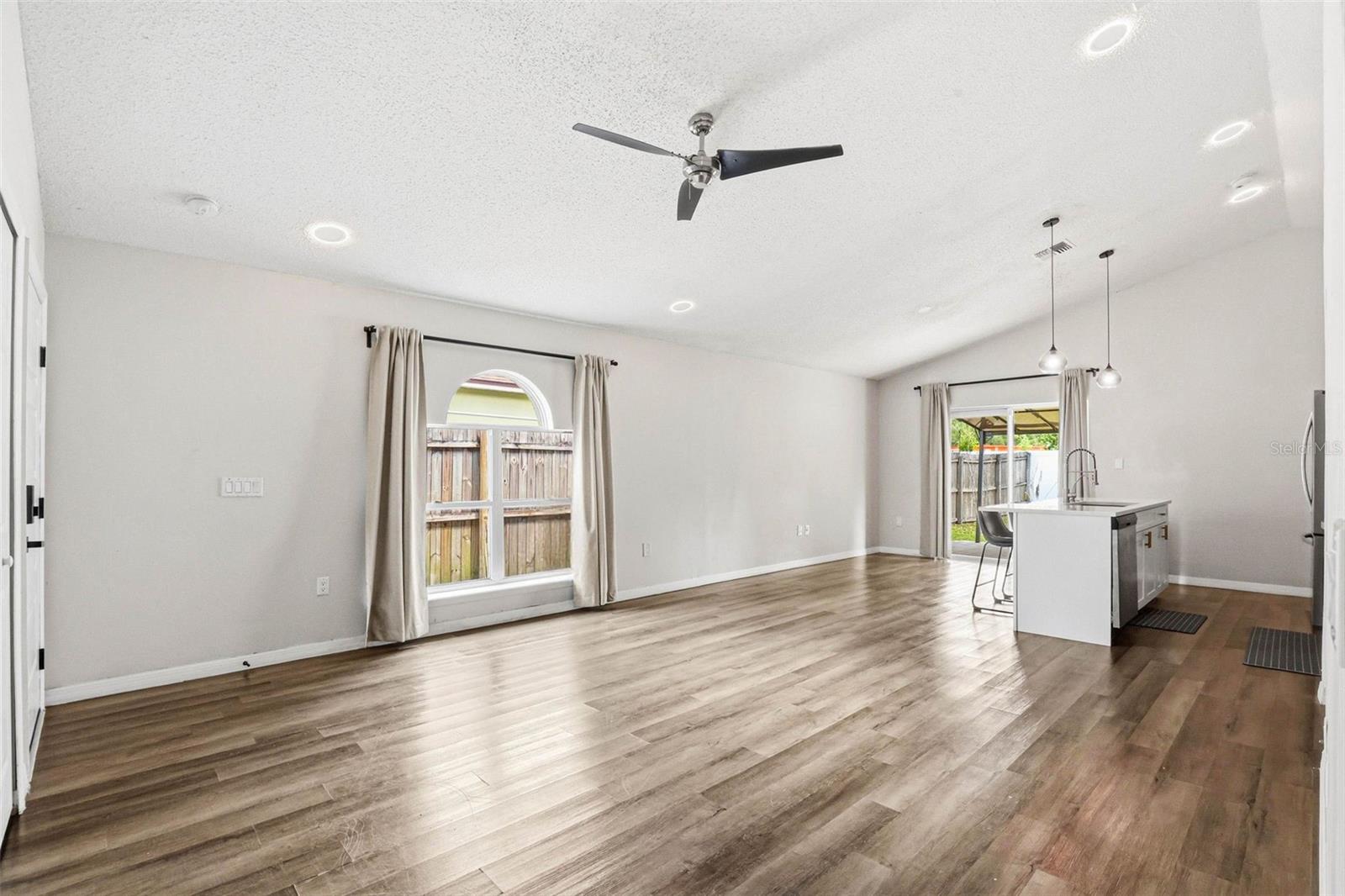 Listing photo id 8 for 5916 Lake Front Drive