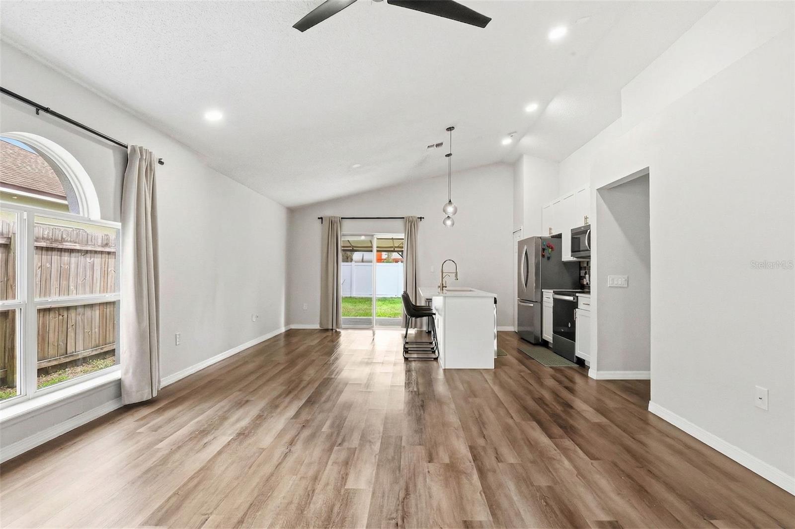 Listing photo id 9 for 5916 Lake Front Drive