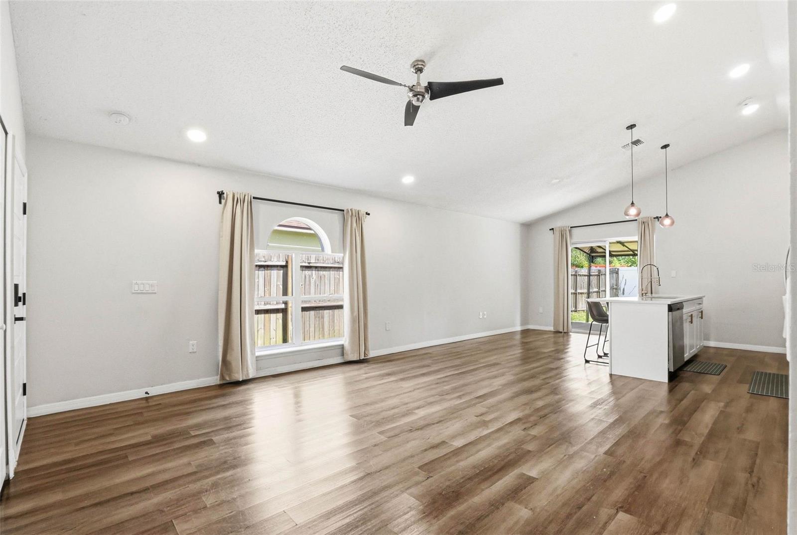 Listing photo id 10 for 5916 Lake Front Drive