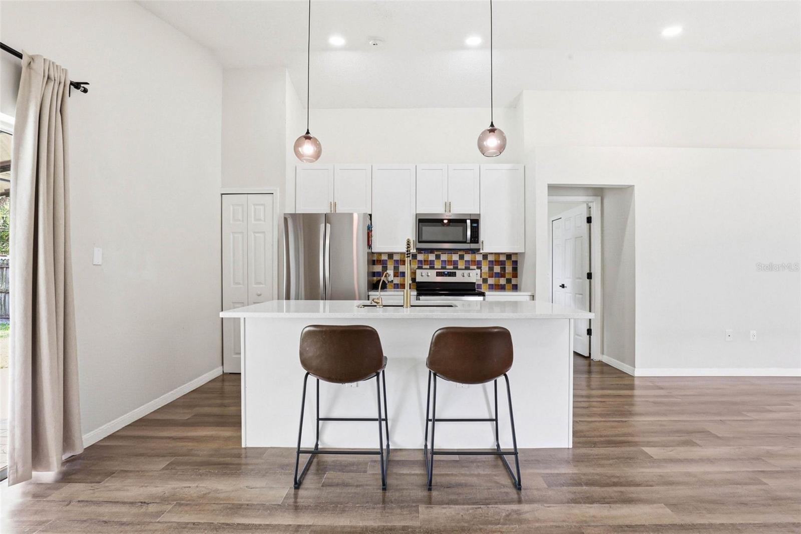 Listing photo id 11 for 5916 Lake Front Drive