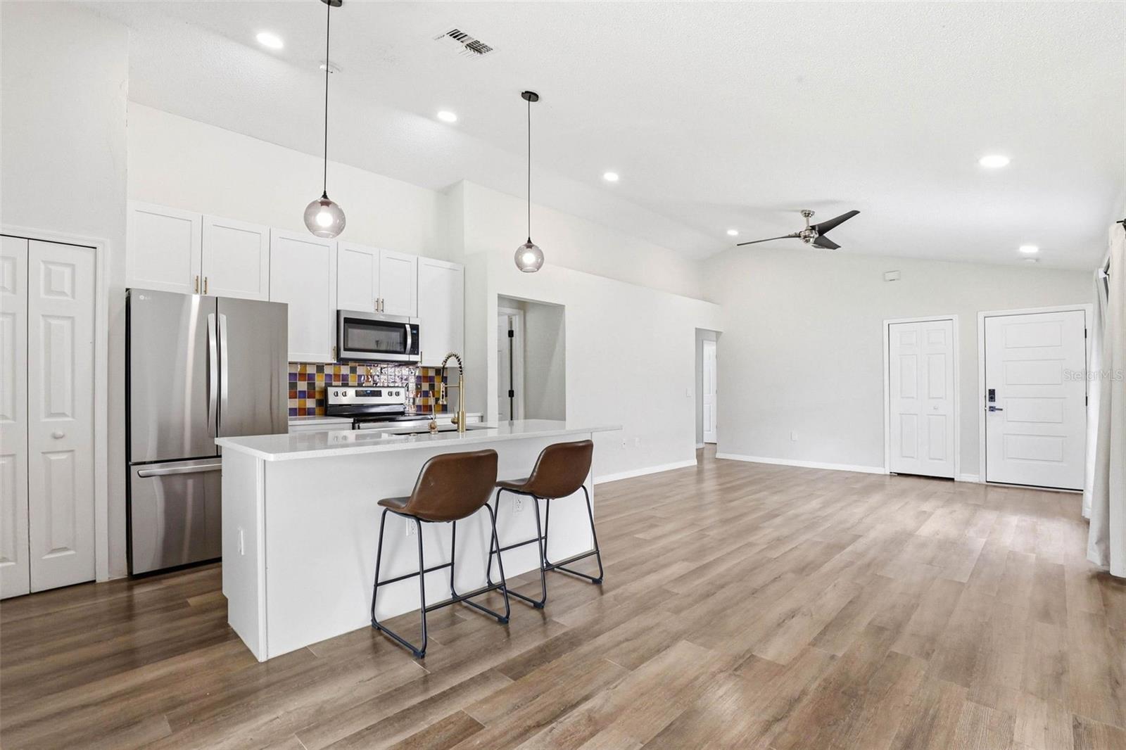 Listing photo id 12 for 5916 Lake Front Drive