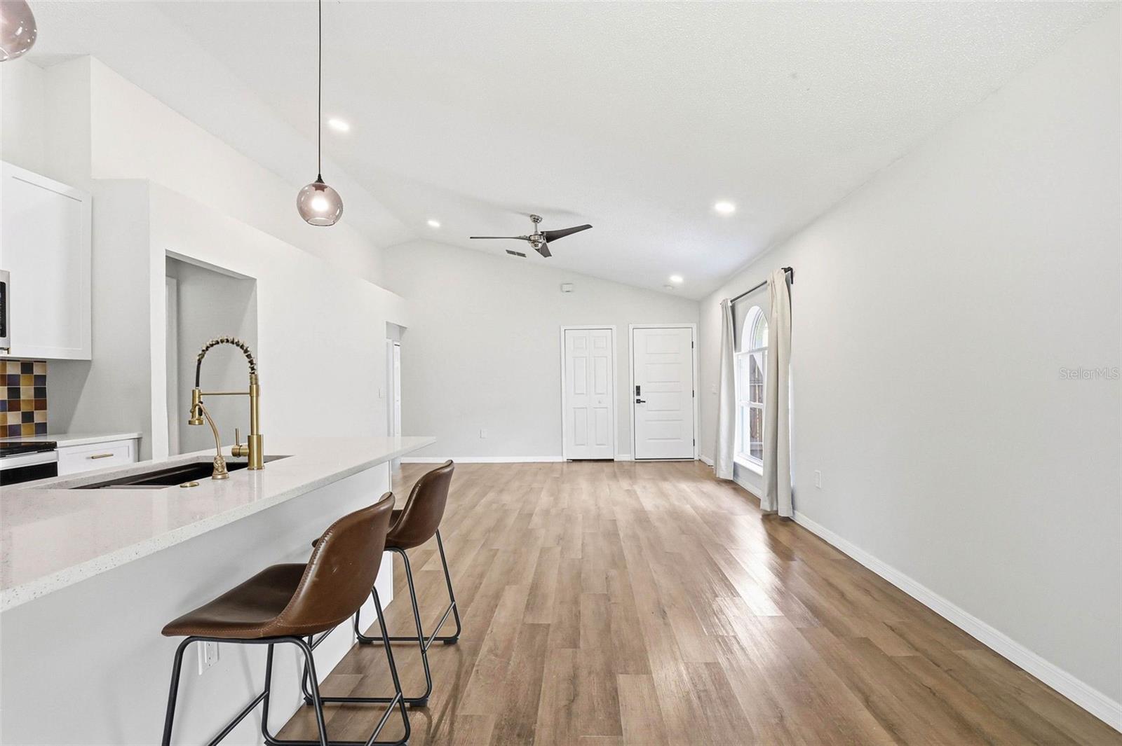 Listing photo id 13 for 5916 Lake Front Drive