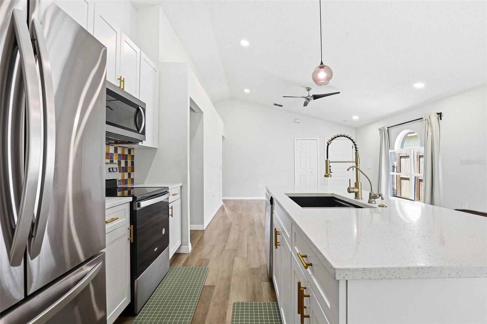 Listing photo id 14 for 5916 Lake Front Drive