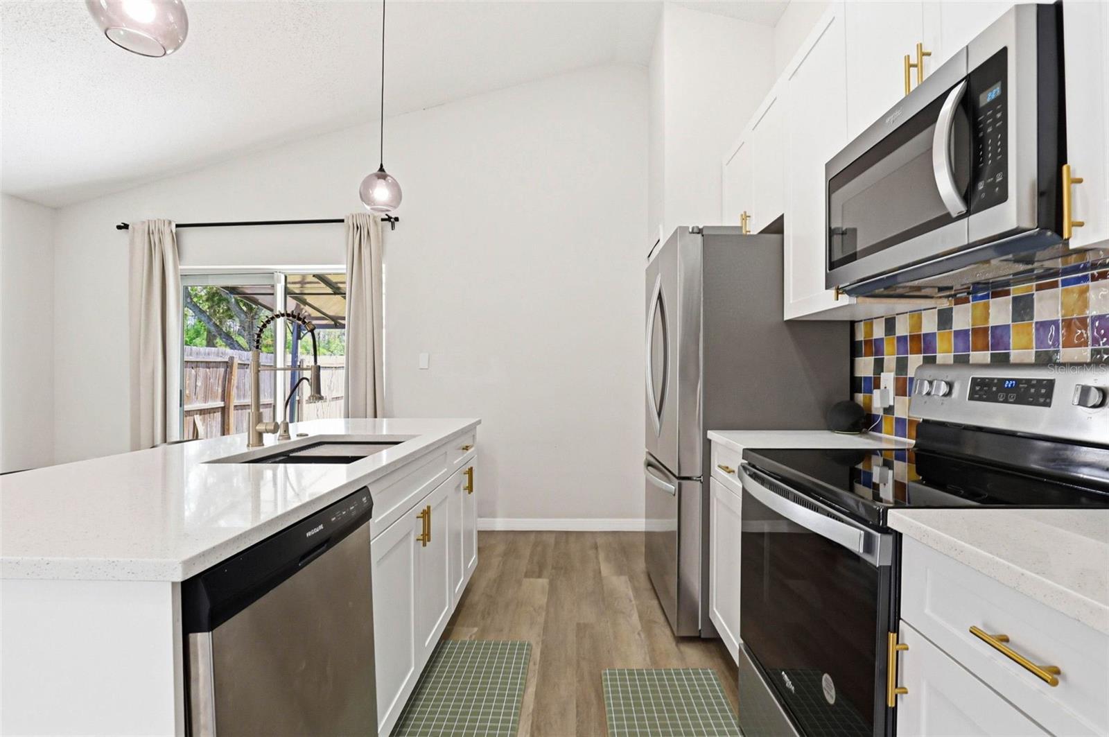 Listing photo id 16 for 5916 Lake Front Drive