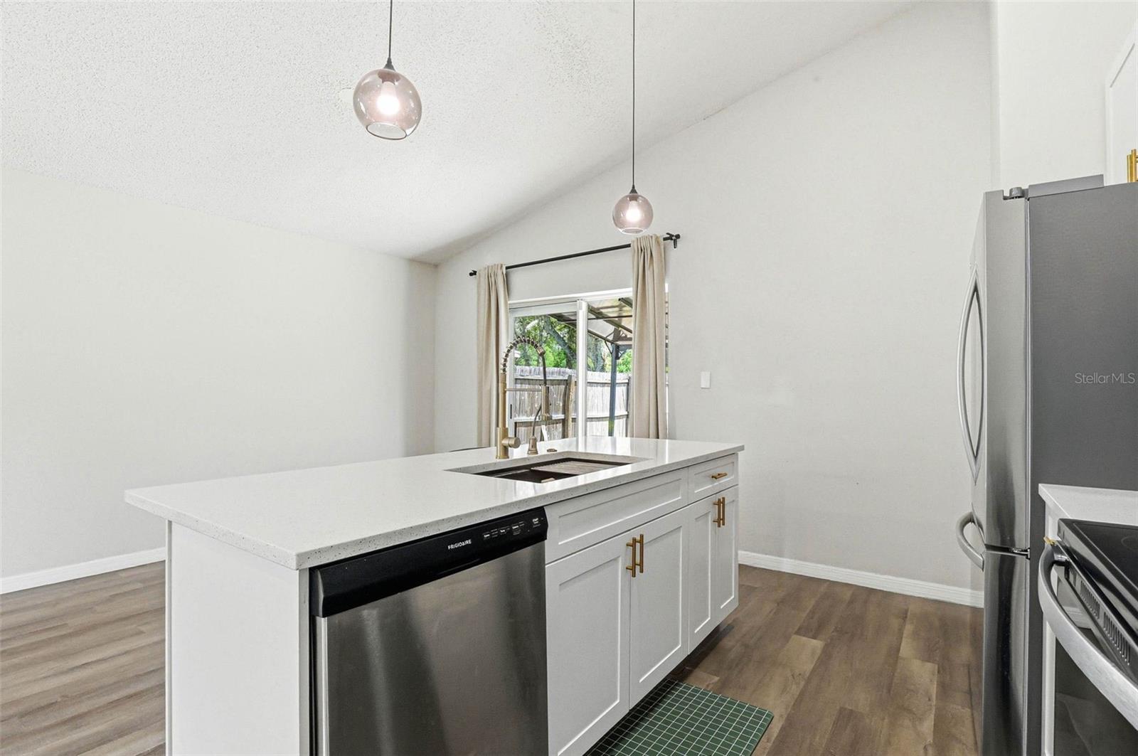 Listing photo id 17 for 5916 Lake Front Drive