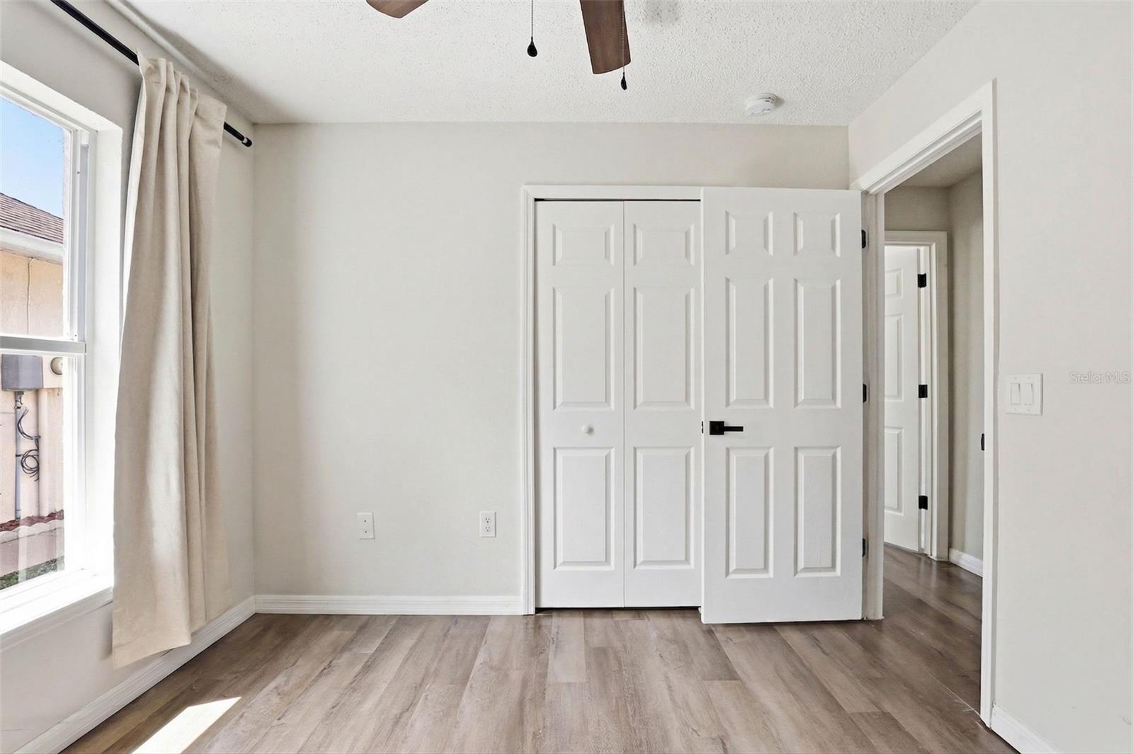 Listing photo id 19 for 5916 Lake Front Drive