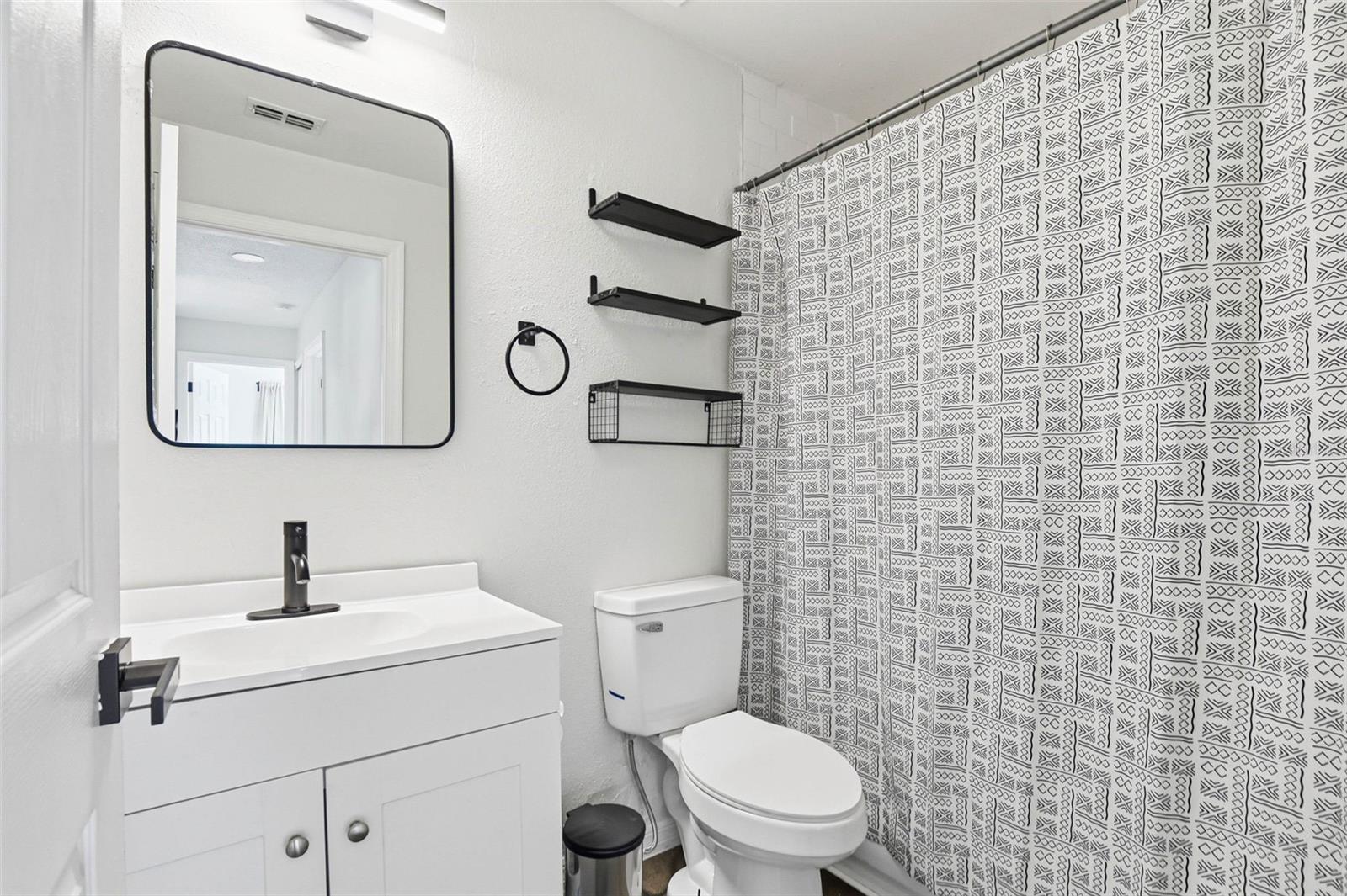 Listing photo id 20 for 5916 Lake Front Drive