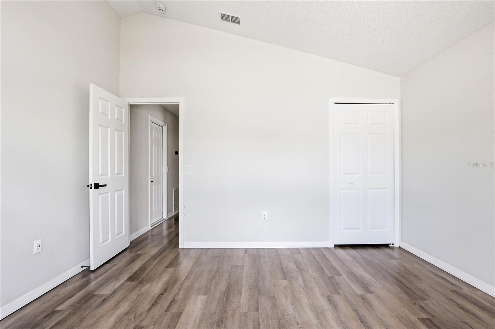 Listing photo id 22 for 5916 Lake Front Drive