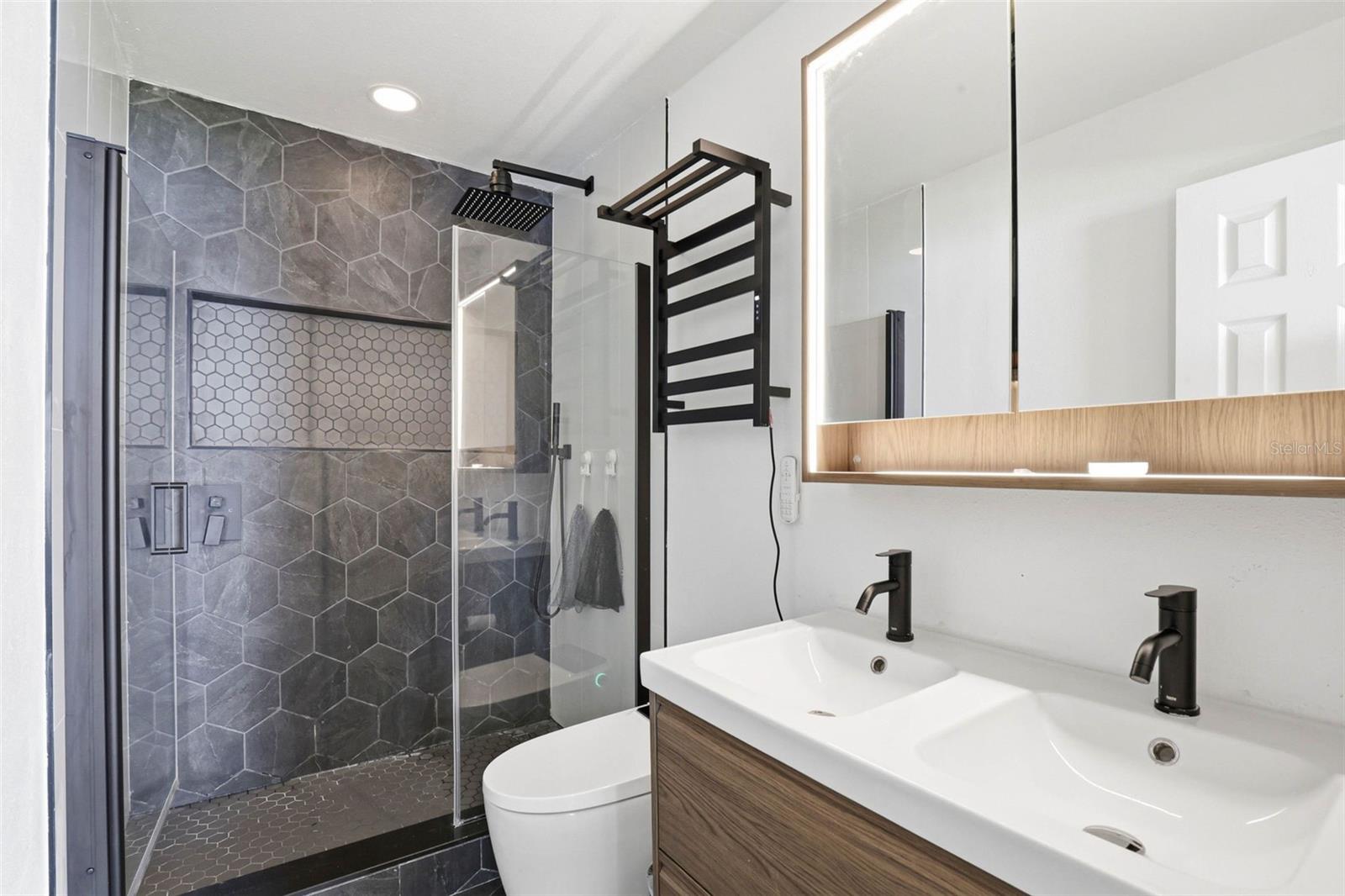 Listing photo id 24 for 5916 Lake Front Drive