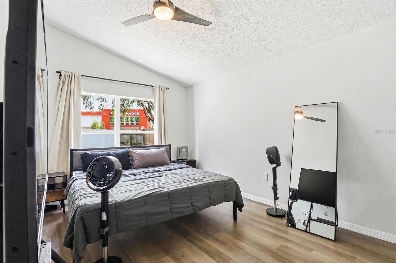 Listing photo id 26 for 5916 Lake Front Drive