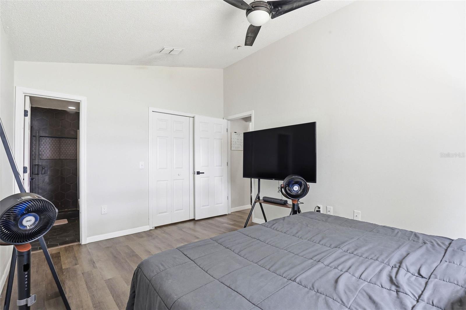 Listing photo id 27 for 5916 Lake Front Drive