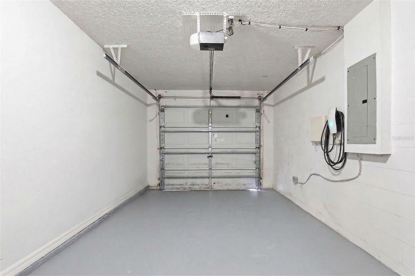 Listing photo id 28 for 5916 Lake Front Drive