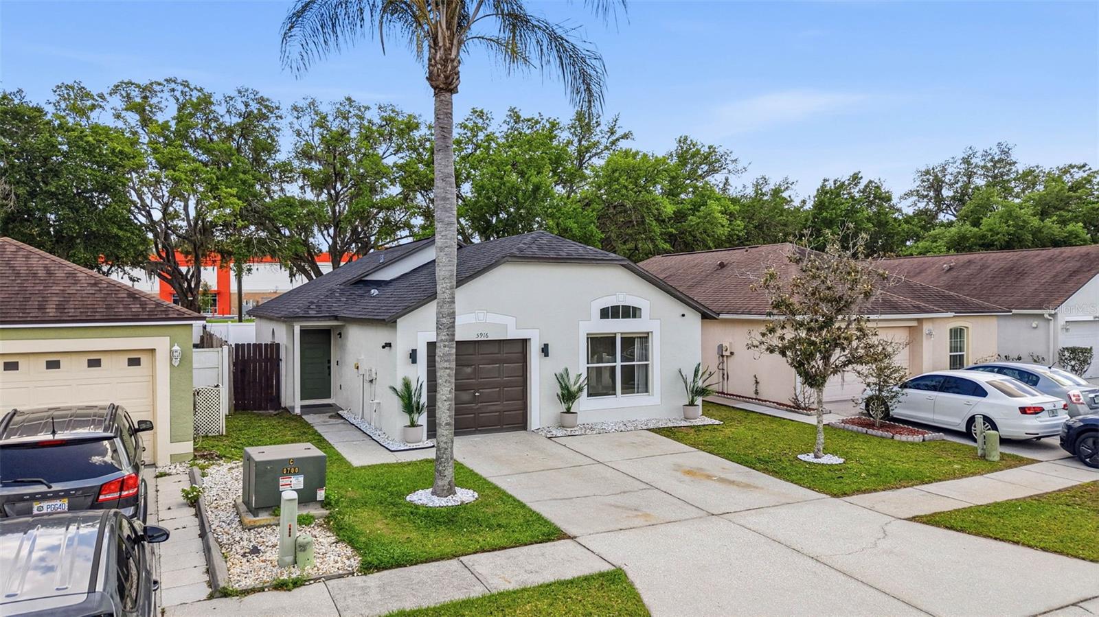 Listing photo id 2 for 5916 Lake Front Drive