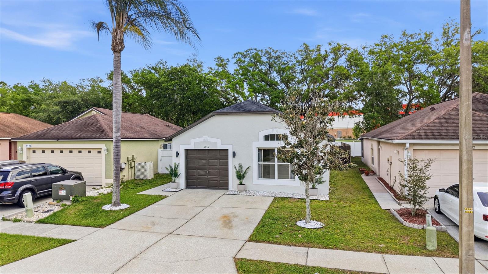 Listing photo id 4 for 5916 Lake Front Drive