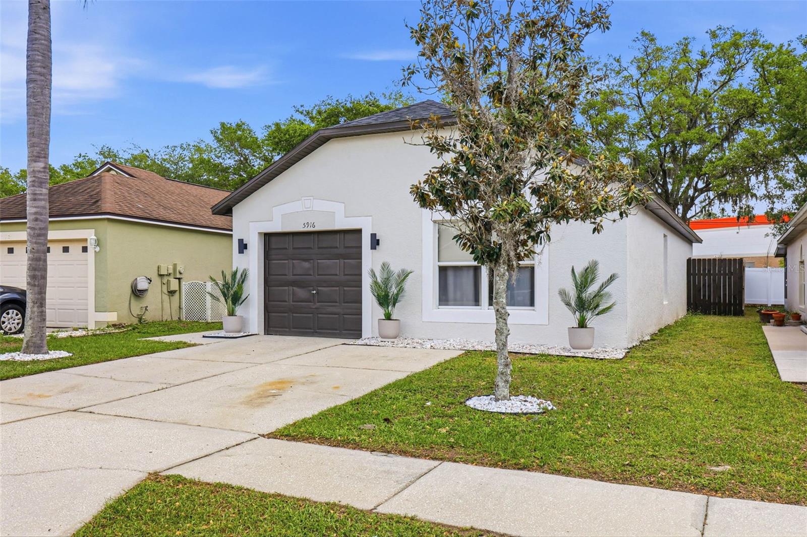 Listing photo id 5 for 5916 Lake Front Drive