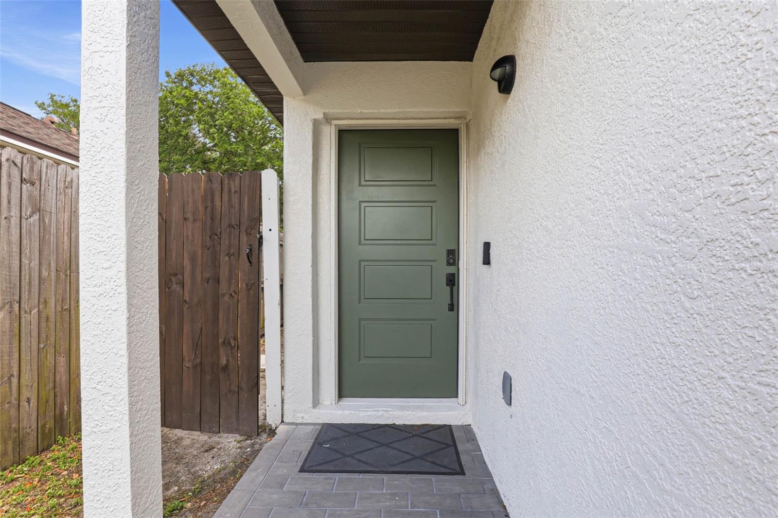 Listing photo id 6 for 5916 Lake Front Drive