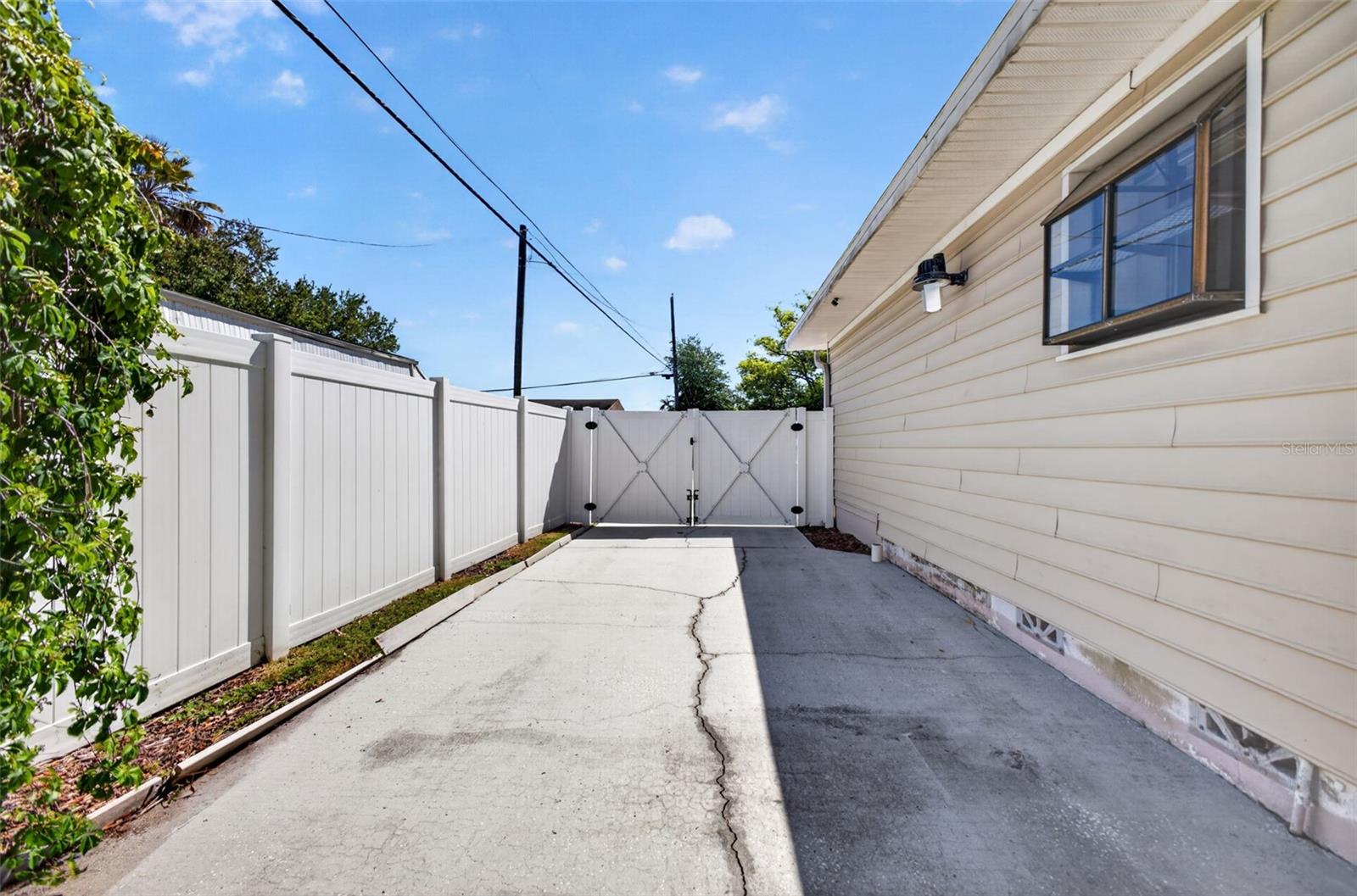 Image 33 of 38 For 114 Arcturas Avenue