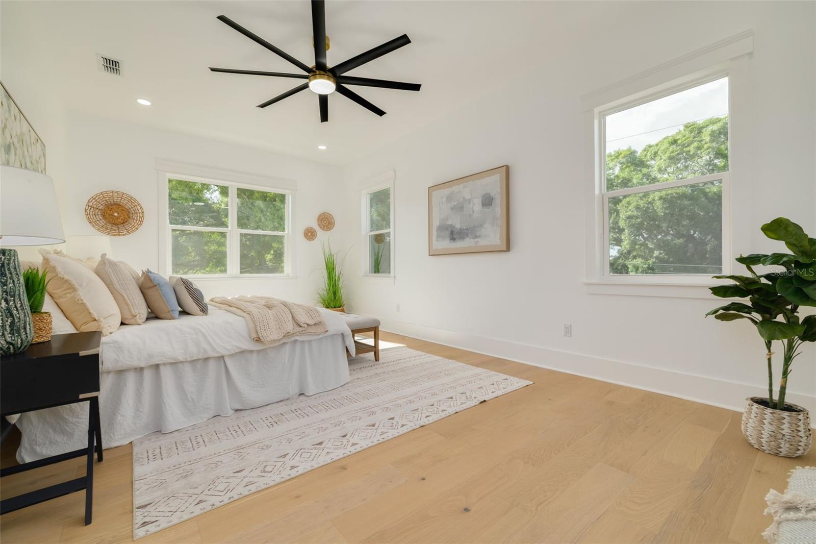 Image 21 of 41 For 467 34th Avenue N