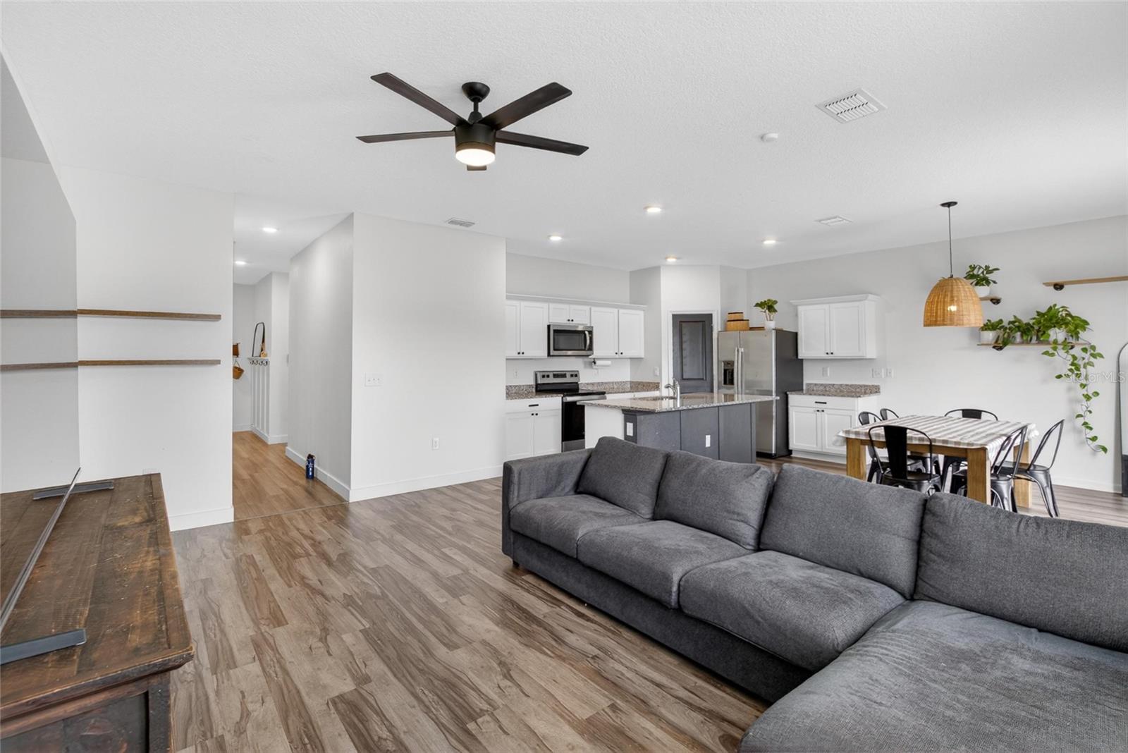 Image 11 of 35 For 1044 Kelly Fern Loop