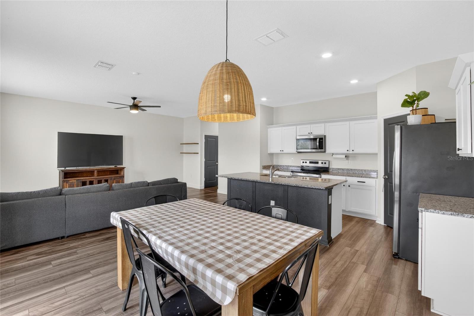 Image 18 of 35 For 1044 Kelly Fern Loop