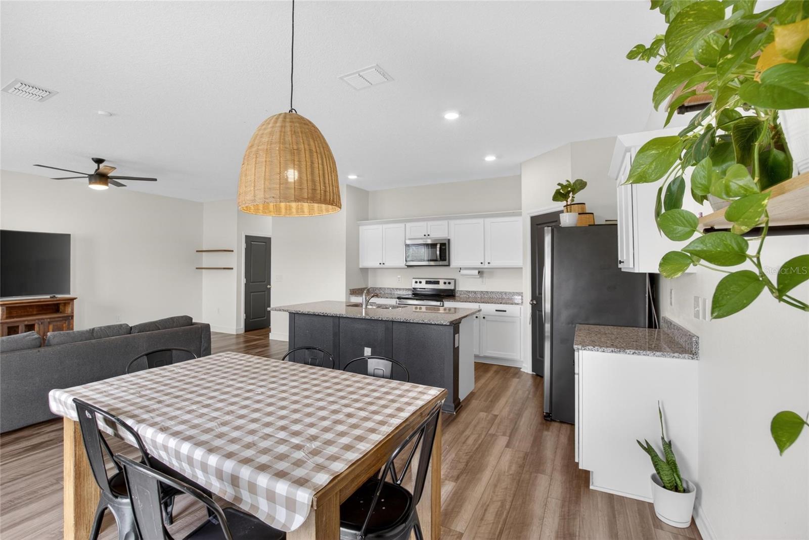 Image 19 of 35 For 1044 Kelly Fern Loop