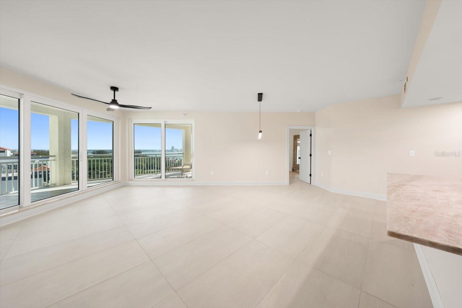 Listing photo id 11 for 1170 Gulf Blvd  1004