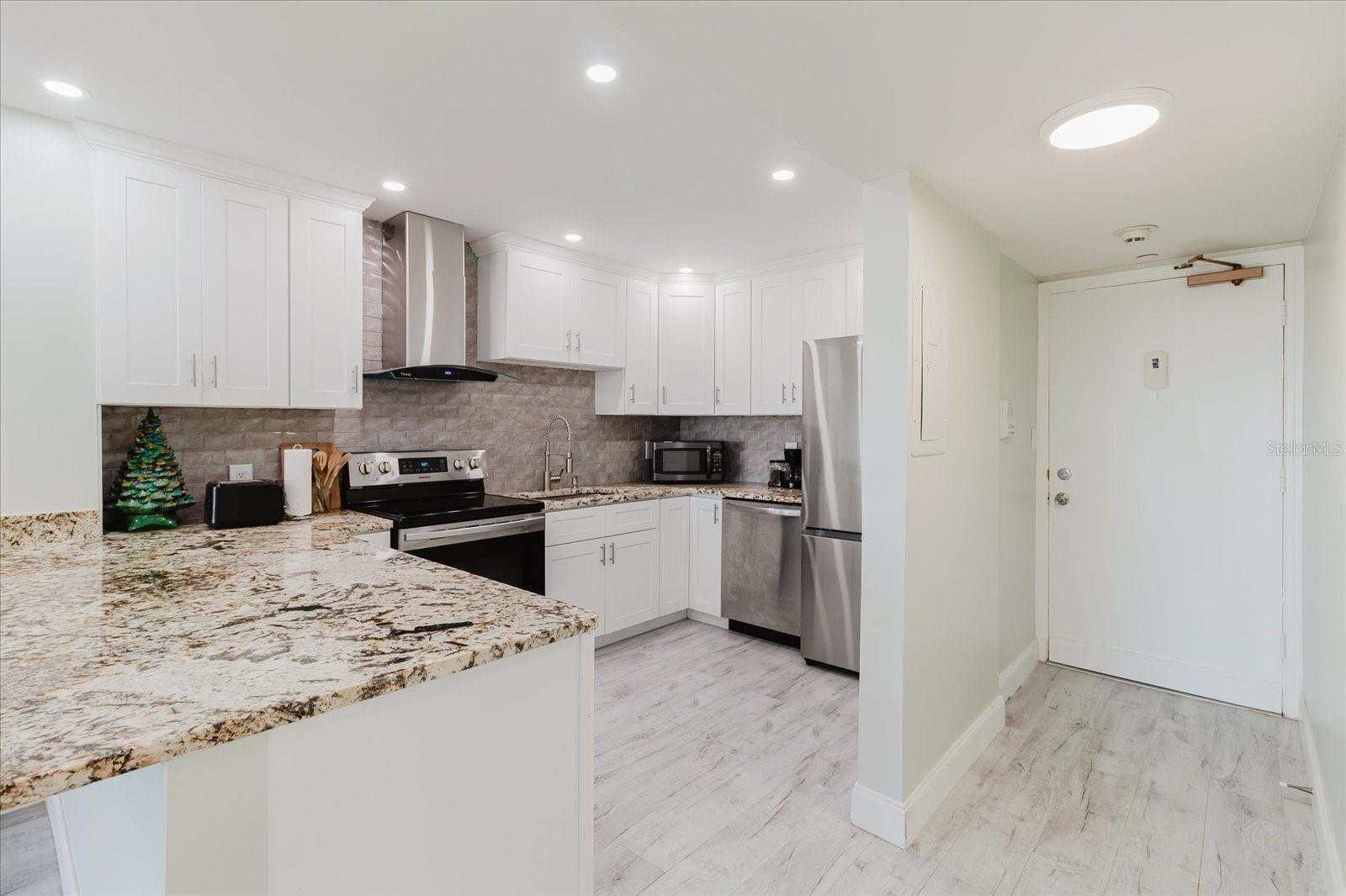 Image 12 of 77 For 51 Island Way 801