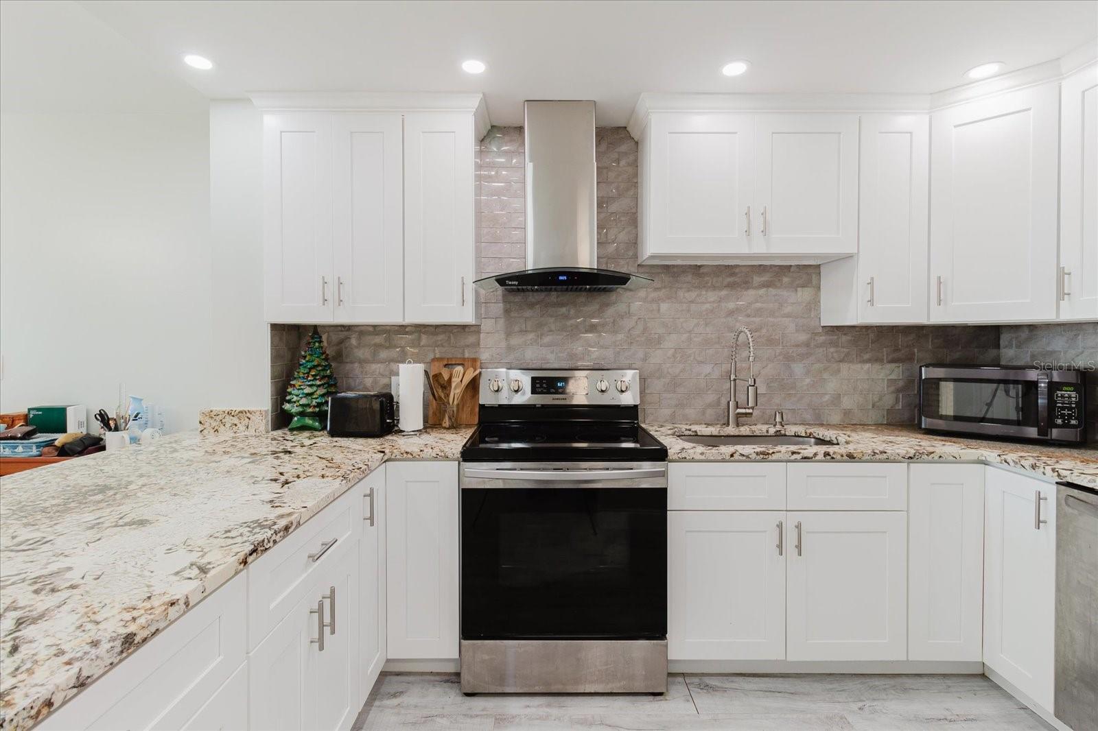 Image 13 of 77 For 51 Island Way 801