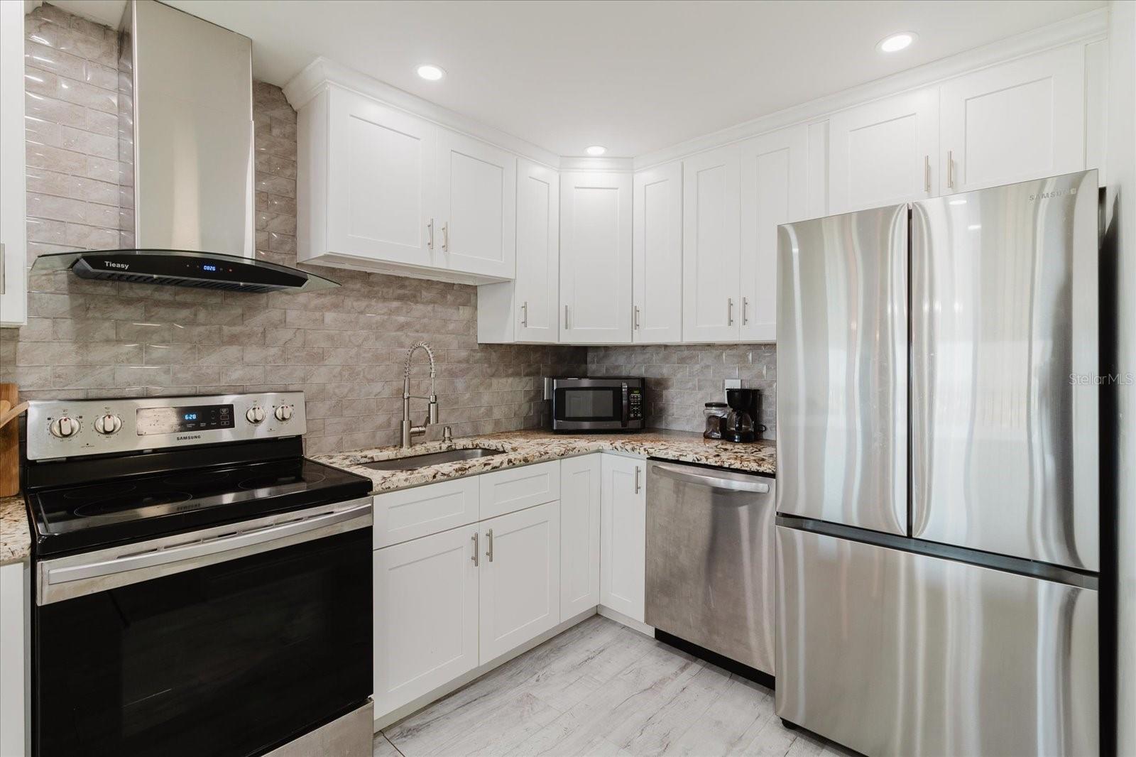 Image 14 of 77 For 51 Island Way 801