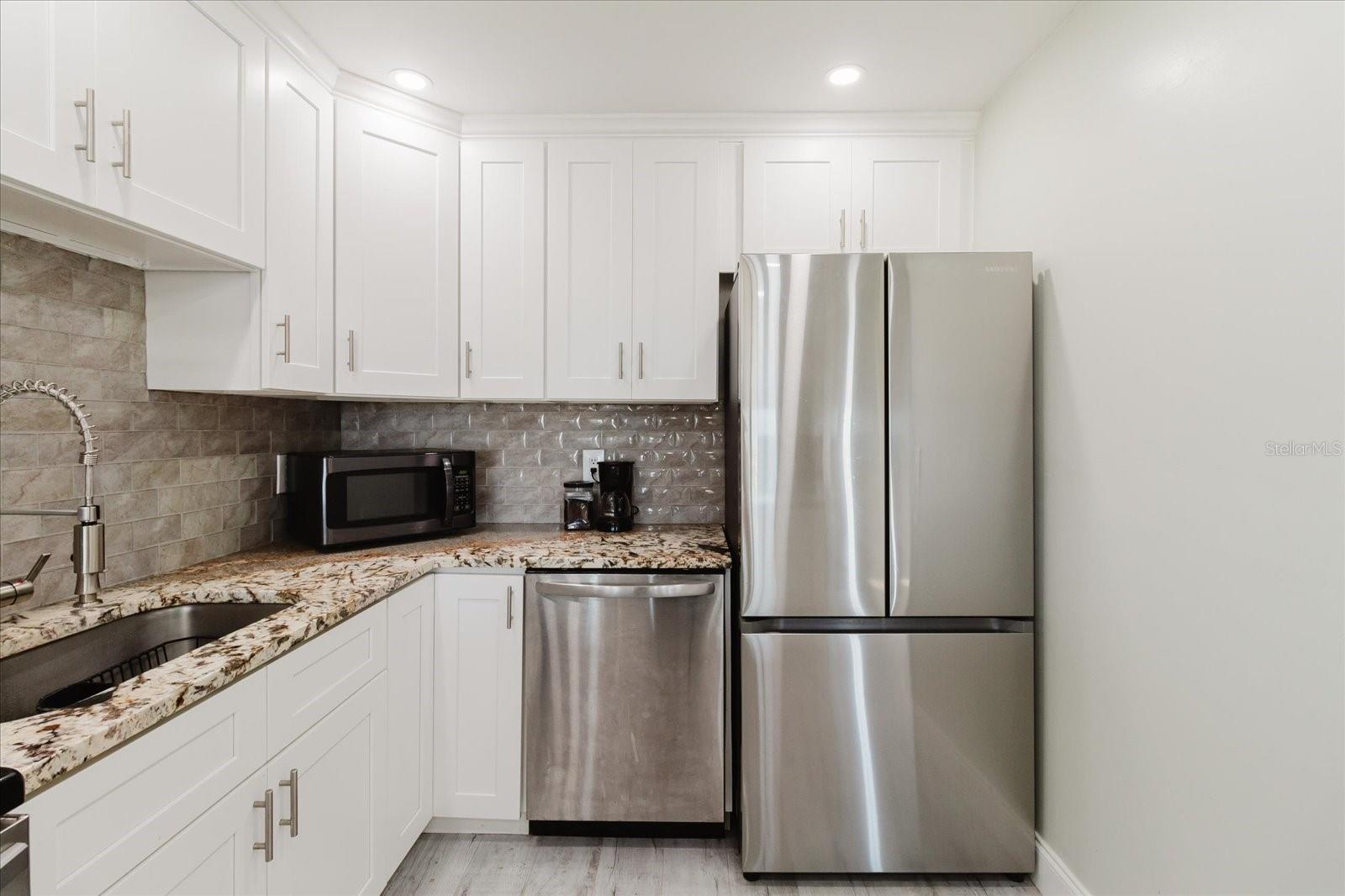 Image 15 of 77 For 51 Island Way 801