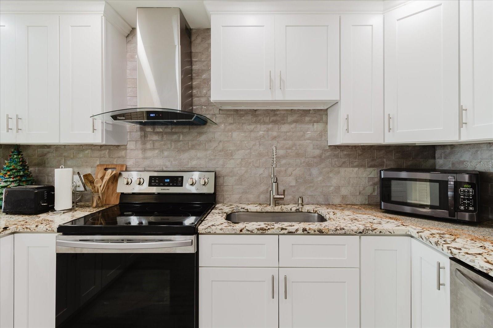 Image 16 of 77 For 51 Island Way 801