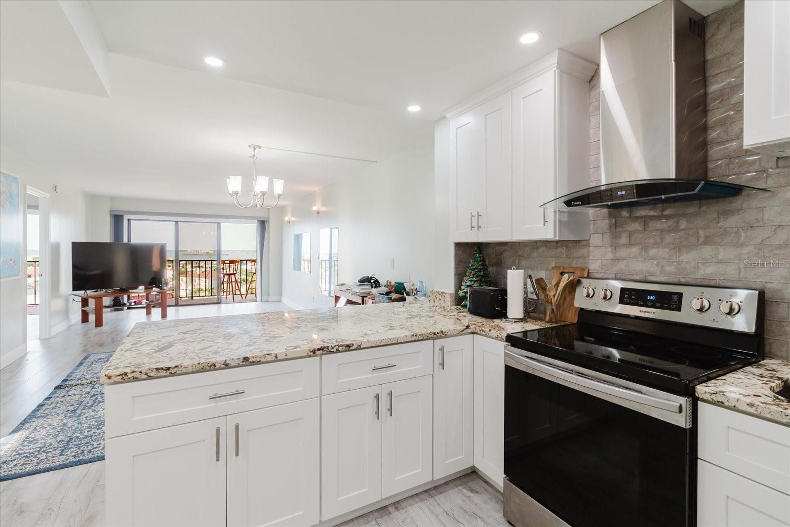 Image 18 of 77 For 51 Island Way 801