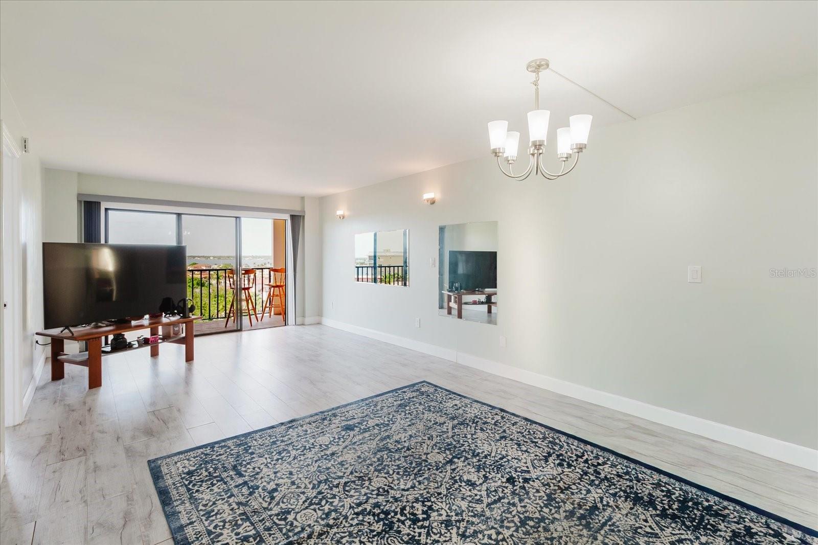 Image 20 of 77 For 51 Island Way 801