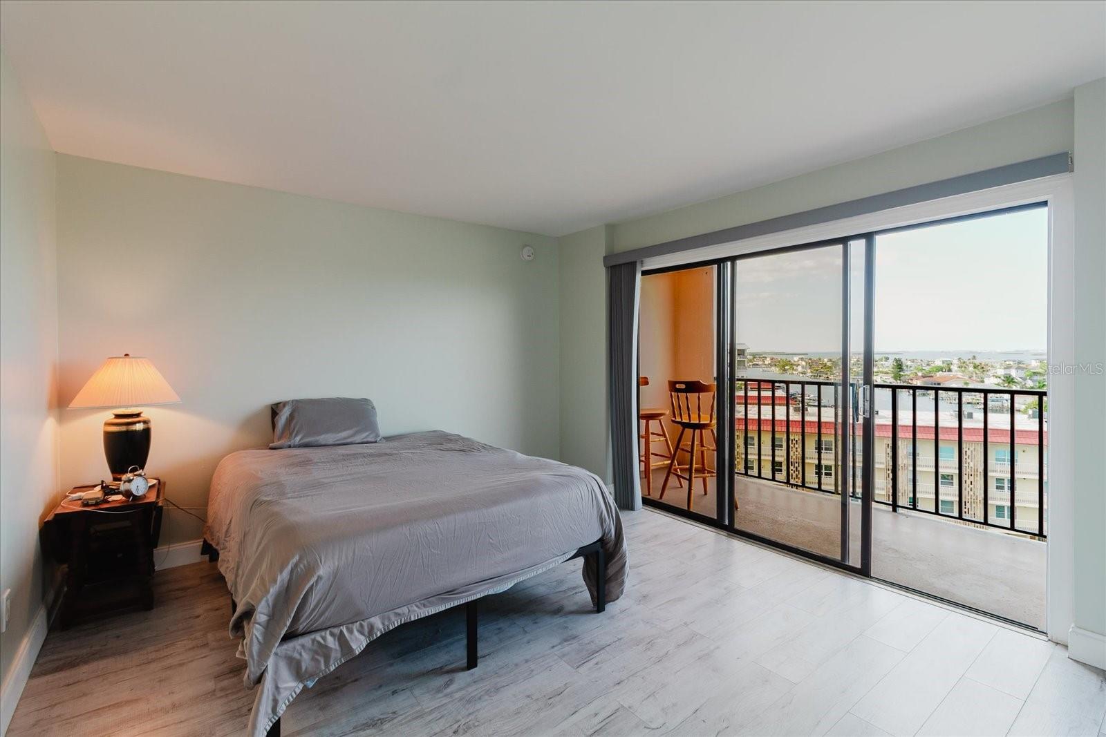 Image 29 of 77 For 51 Island Way 801