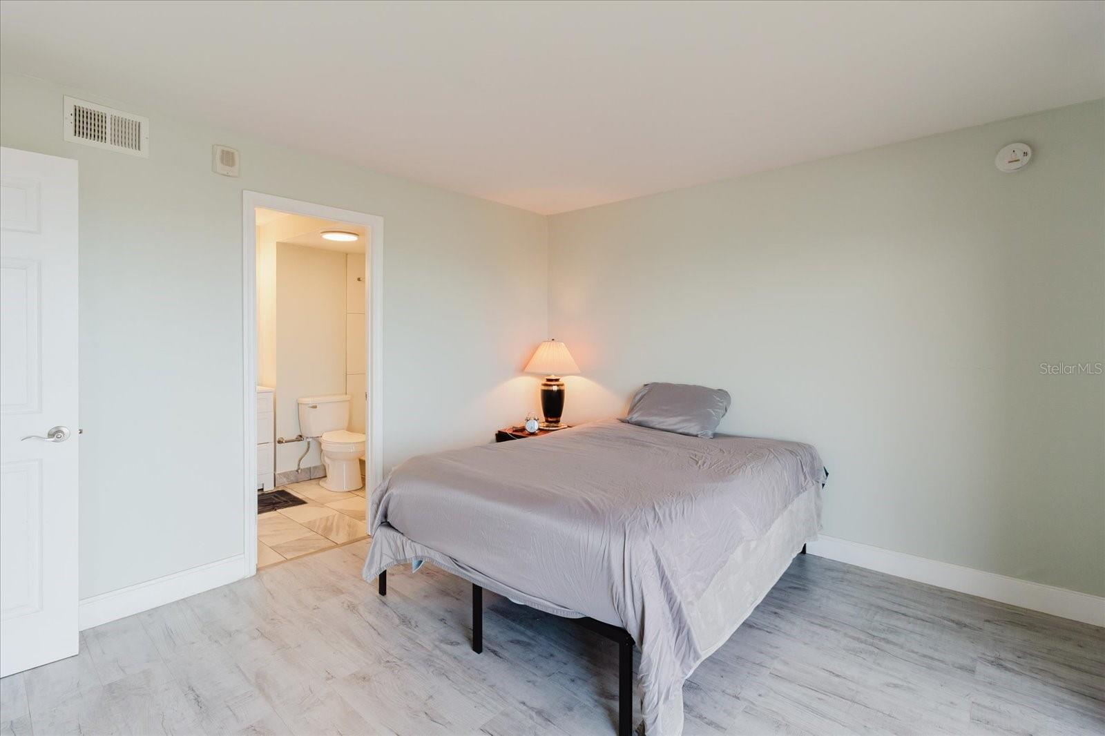 Image 30 of 77 For 51 Island Way 801