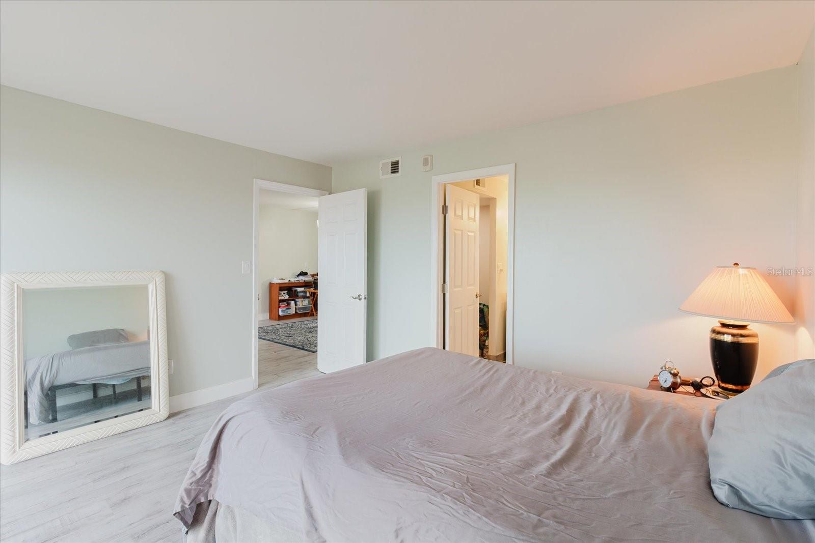 Image 31 of 77 For 51 Island Way 801