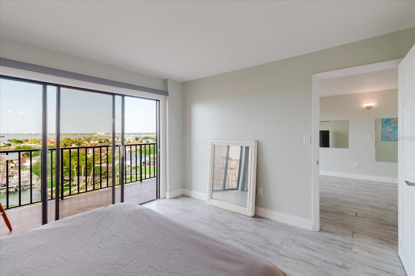 Image 32 of 77 For 51 Island Way 801